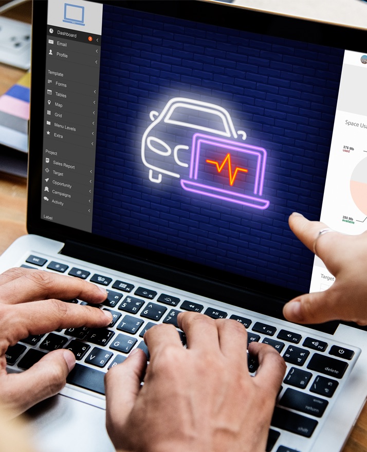 Pessoa usando um notebook com o ícone de um carro na tela